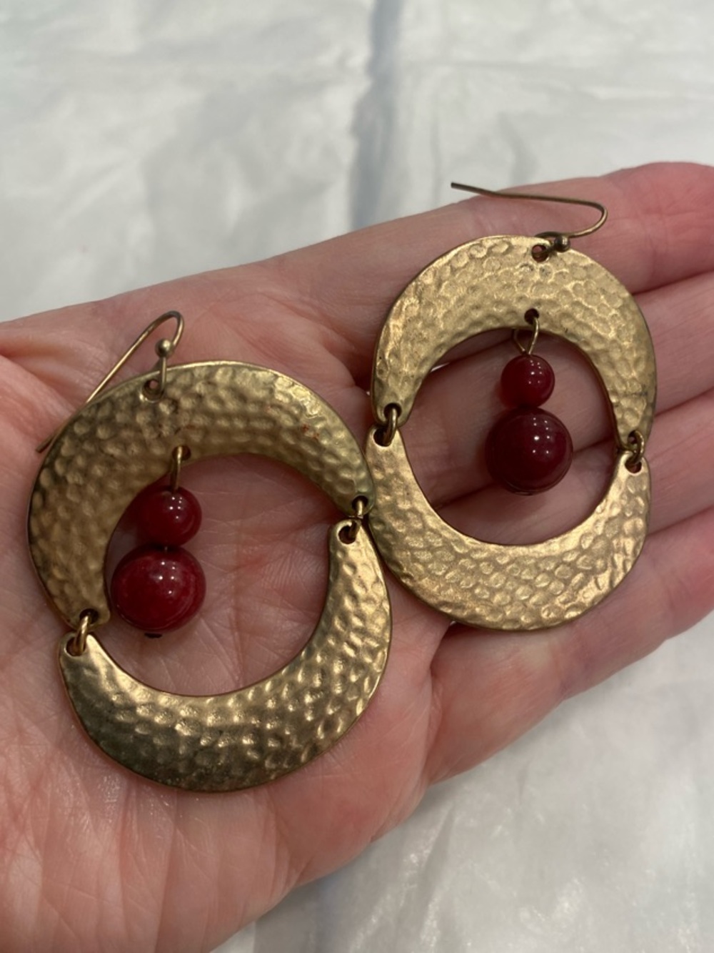Hammered Gold Tone Statement Earrings Red Bead Drop Boho Chic Lightweight - Picture 6 of 6